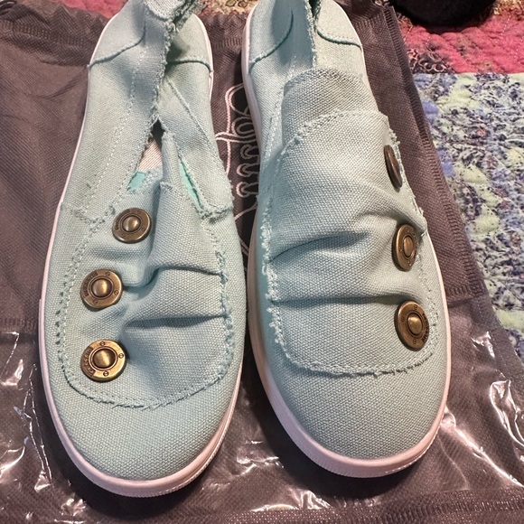 Canvas button shoes. 10.5 six. I ordered reg instead of wide.  blue and brown - Picture 4 of 4